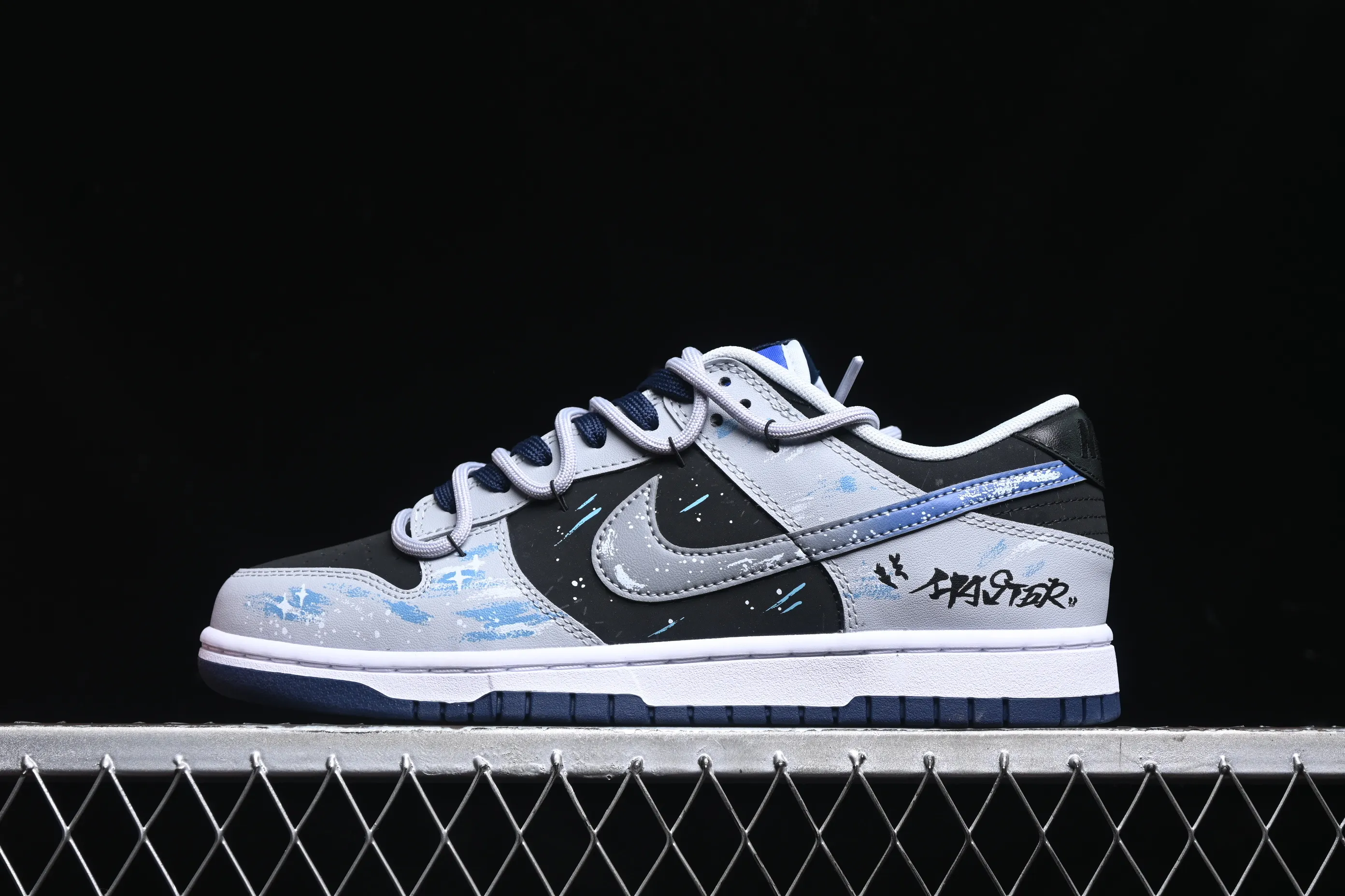 All Categories Nk SB Dunk Series Nk SB Dunk Low Low-top sneakers Nk Dunk Low Samsara Star Pupils Universe Stars Mysterious style English graffiti Low-top casual sneakers FQ8826-100